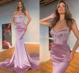 Abiti da ballo sexy a sirena rosa rosa Abiti unici con scollo a V in cristallo con perline Abiti da sera formali per feste Abito per occasioni speciali in raso per le donne Realizzato su misura