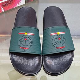 Neue Herren-Hausschuhe der berühmten Marke, Sandalen-Obermaterial mit Logo und Cartoon-Mustern, um den Charme Ihrer Marke zu zeigen. Klassische Mode, Schwimmbad, Strand, Sommer, unverzichtbarer Slipper