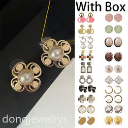 Delicada forma de la flor colgle joyer￭a tendencia dise￱o letra cuadrada pendientes de pernos de diamantes pendientes de lujo dongjewelrys en venta