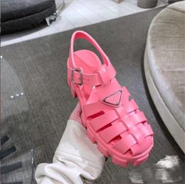 Mais recentes sandálias rosa triangular fivela estreita bandl mulheres sapato os designers recomenda fortemente casual qualidade superior de borracha de borracha frontal traseiro frontal sandália
