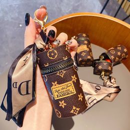 Designer Letter Key Rings Silk Scarf Lipstick Keychains Fashion PU Leather Purse Pendant Car Keyring Chain Charm Srown Flower Mini Sag Trinket Sift for Men Women S