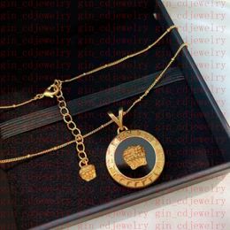 Fashion Designer Necklace V Letter Pendant Banshee Medusa Head 18K Gold Plated Womens VE7