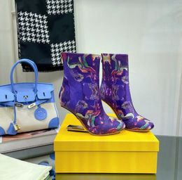 Impressão pintada de salto alto no tornozelo chelsea botas lacadas calcanhas pontudas de malha de malha de couro solar solas de couro para mulheres calçados de fábrica de fábrica de designer de luxo