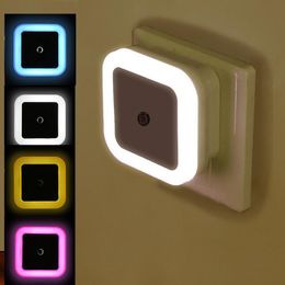 Luci notturne Mini LED Light EU/US Plug-in Sensore crepuscolare all'alba Notti da parete Lampada quadrata per camera da letto Corridoio Scale Corridoio 110V 220V