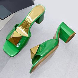 Più recenti di design Pantofole Suola in gomma Sole Sole Sandali superiori 2022 Fashion da donna Bordo piatto con fibbia Pantofole decorative 35-41