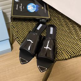 Chinelos de moda feminina sandálias que vendem mulher Sapatos de chinelos de vamp transparentes outono slides de inverno Tamanho da sandália 35-40