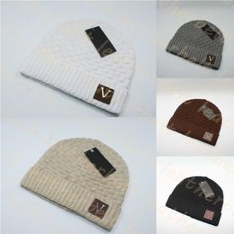 Thick Warm Knitted Hat Designer Woven Beanie Metal Letter Skull Cap Outdoor Sport Skiing Beanie