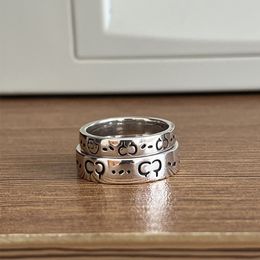 Frauen Mädchen Schädel Geist Finger Ring mit Stempel Spezielle Design Brief Ringe für Geschenk Party Mode Schmuck Zubehör