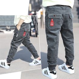 Pantaloni per ragazzi INS 3-13 anni Pantaloni multitasche in velluto a coste pantaloni cargo sportivi e per il tempo libero Gamba moda coreana versatile LJ201127