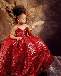 2022セクシーな素敵なクリスマス赤のスパンコールフラワーガールズドレスホルタースパンコールレースの床の長さ子供誕生日の女の子PageantガウンクリスクロスバックBES121