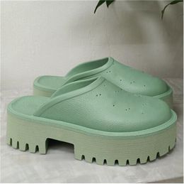 2022 Nuova doppia G sandali di lusso pantofole designer di marca donna donna piattaforma cava realizzata con materiali trasparenti moda sexy bella scarpe da spiaggia soleggiate pantofola