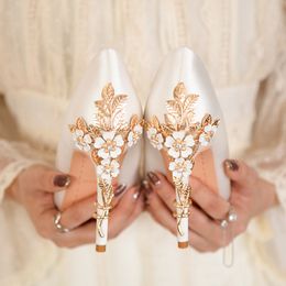 Luxury White Sexy Designer Wedding Shoes For Women Shoes Fashion Metal Flower Thin High Heels Pointed Satin Comfortable eden Shoes for Brides Evening Party Prom