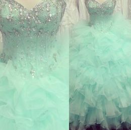 Sweetheart Quinceanera Klänningar med pärlor Kristaller Mint Green Backless Ruffles Ball Gown Organza Prom Lugnar Junior Sweet 16 Party Dresses