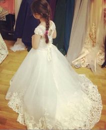 Amazing Flower Girls Dresses for Weddings Sheer Bateau Neckline Capped Sleeves Lace Appliques Tulle Children Little Bride Wear Wedding