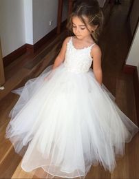 素敵な白い花の女の子のドレスは女の子のための女の子のスパゲッティのためのパフィーチュールの最初の聖体拝領のドレス