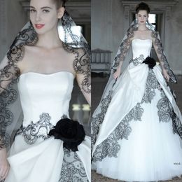 2016 Hot Sell Gothic Wedding Dresses with Free Veil Sexy Sweetheart Neck Black Lace Applique White A Line Backless Tulle Corset Bridal Gowns