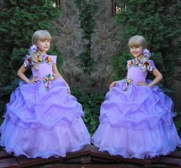 Sweety Flower Girls Dresses With Handmade Flowers Bateau Short Sleeves Pageant Dresses Back Zipper Tiered Ruffle Ball Gowns Party Gowns