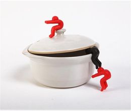 Wholesale New Kitchen Rubber Inserts Creative Small People Shaped Lid Insert Useful Mobile Phone Stands Convenient Cookware cooking tools