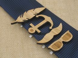 Clip di cravatta di moda all'ingrosso in legno di alta qualità Occhiali di baffi di ancoraggio in piuma Quattro clip di cravatte di stile