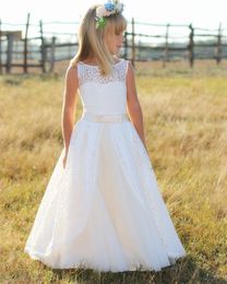 Vintage Lace Flower Girl Dresses for Bohemia with Short Sleeve Sash Floor Length Kids First Holy Communion
