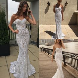 Berta Meerjungfrau Kleider Spitze applizierte Schatz Rückenless Brautkleider Sweep Zug Strand Hochzeitskleid