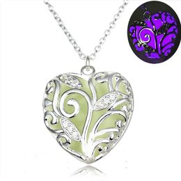 Glow In The Dark Essentials Necklace Openwork flower Heart Aromatherapy Oil Diffuser Lockets Pendant Necklaces For Women Fashion Jewelry