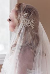 Top Fashion Simple High Quality Cut Juliet Cap Crystal Wedding Veil Bridal Cap Veils Elbow Length