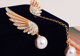 Alloy artificial diamond pearl eardrop of angel wings. The choice of beautiful lady