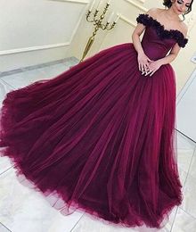 2017 Темно-красное мяч платья Quinceanera платья с плечами плисситы тюль арабский Дубай сексуальные формальные вечерние платья