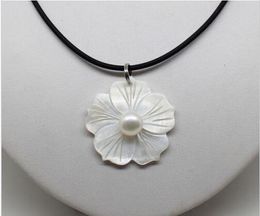 Beautiful Natural White Freshwater Mother Of Pearl Shell Flower Pendant Necklace