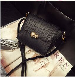 2017 New arrival Vintage Crocodile PU Leather Women Bag Fashion Metal Logo Small Shoulder Bag Casual Messenger Bag