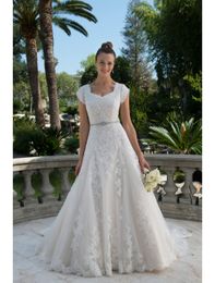 Vintage Lace Tulle A-line Modest Wedding Dresses Cap Sleeves Beaded Appliques Waist Queen Anne Neck Bridal Gowns Vestido De Noiva