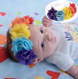 Muhteşem Gökkuşağı Bebek Bantlar 2017 Şifon Çiçek Kız Kafa Bantları Renkli Bebek Yürüyor Yenidoğan Küçük Kız Doğum Günü Noel Başlığı