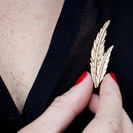 Wholesale- Vintage Style metal alloy feather leaves leaf Brooches For Women Men Decoration Dress Scarf Hijab Pin Boutonniere