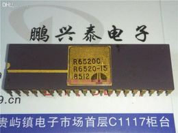 R6520C . R6520-15 / Integrated circuits Chips Gold surface . 6520 Vintage Peripheral Interface chip collection, Dual in-line 40 pin dip Ceramic Package, CDIP40 / IC