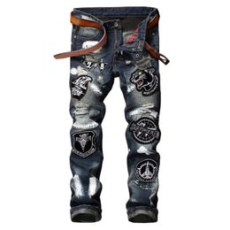 Jeans masculinos por atacado- ABOORUN 2022 Jeans punk angustiados jeans rasgados com patches Male Painted Jean P7027