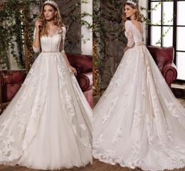 Spets vintage vit 2017 brud v-hals krage elegant 3/4 långa ärmar klänningar peplum tiered ruffle skräddarsydda bröllopsklänningar