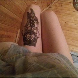 uyluktaki kızlar için dövme fikirleri