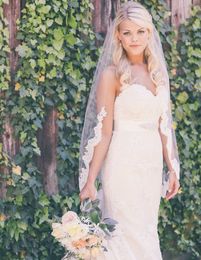 Single Tier Partial Lace Trim Edge Wedding Veil Fingertip Length Short Tulle Bridal Veil with Comb Wedding Accessories T-27