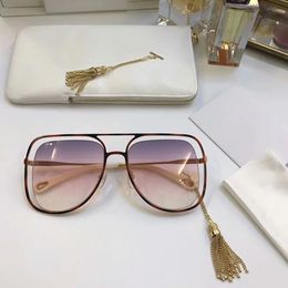 Acheter 2019 Nouveau Designer De Luxe Lunettes De Soleil Pour Femmes De Mode Chaîne Cadre Lunettes De Soleil Avec Métal Or Lien Vente Chaude 6 Acheter 2019 Nouveau Designer De Luxe Lunettes De Soleil Pour Femmes De Mode Chaîne Cadre Lunettes De Soleil Avec Métal Or Lien Vente Chaude 6