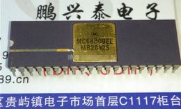 MC68B09L . MC68B09EL , Gold surface . dual in-line 40 pins ceramic package . MC68B09 Vintage 8-bit microprocessor / Electronic Component ICs