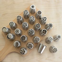 Forming a Russian stainless steel decorating mouth mounted flower cake baking tool set cookie cream