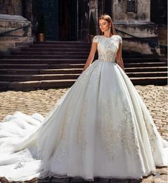 2018 Nuovi abiti da sposa sexy economici con abito da ballo Illusion Cap maniche in pizzo Appliques in rilievo Organza Arabo Plus Size Cappella Treno Abiti da sposa