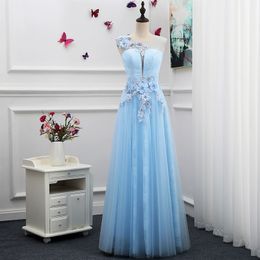 Hellhimmelblaues Abendkleid, langes Ballkleid, durchscheinend, U-Ausschnitt, mit Stickerei-Applikation, Spitzen-Abschlussballkleid, maßgeschneidert, Übergröße