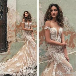 Abiti da sposa a sirena champagne 2019 Abito da sposa con applicazioni in pizzo bianco con spalle scoperte Abito da sposa con scollo a barchetta Abiti da sposa Berta