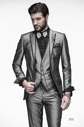 Los más nuevos padrinos de boda Peak Lapel Groom Tuxedos Shiny Silver Grey Trajes de hombre Boda / Baile de gala Mejor hombre Blazer / Novio (Chaqueta + Pantalones + Chaleco + Corbata) M579