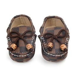 Sapatos de bebê recém-nascido meninas meninos sapatos de berço de couro PU ervilhas sola macia infantil primeiros andadores