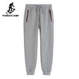 Pioneer Camp New addensare pantaloni della tuta caldi uomini abbigliamento di marca casual pantaloni invernali in pile pantaloni casual qualità maschile 100% cotone AWK702321 D18101102