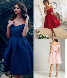 Simple Red Short Prom Dresses Off Shoulder Ruffles Satin Knee Length Black Party Dresses Cheap Homecoming Party Dresses DH4093