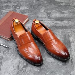 Sapatas dos homens de marca italiana formal designer de homens deslizamento em sapatos de vestido sapatos brogue homens mocassins sapato social masculino zapato hombre ayakkabi